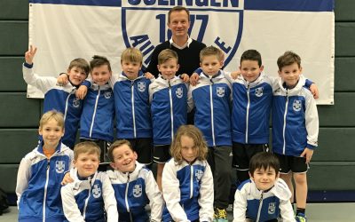 Die Mannschaft des TSV Solingen freut sich über neue Trainingsjacken