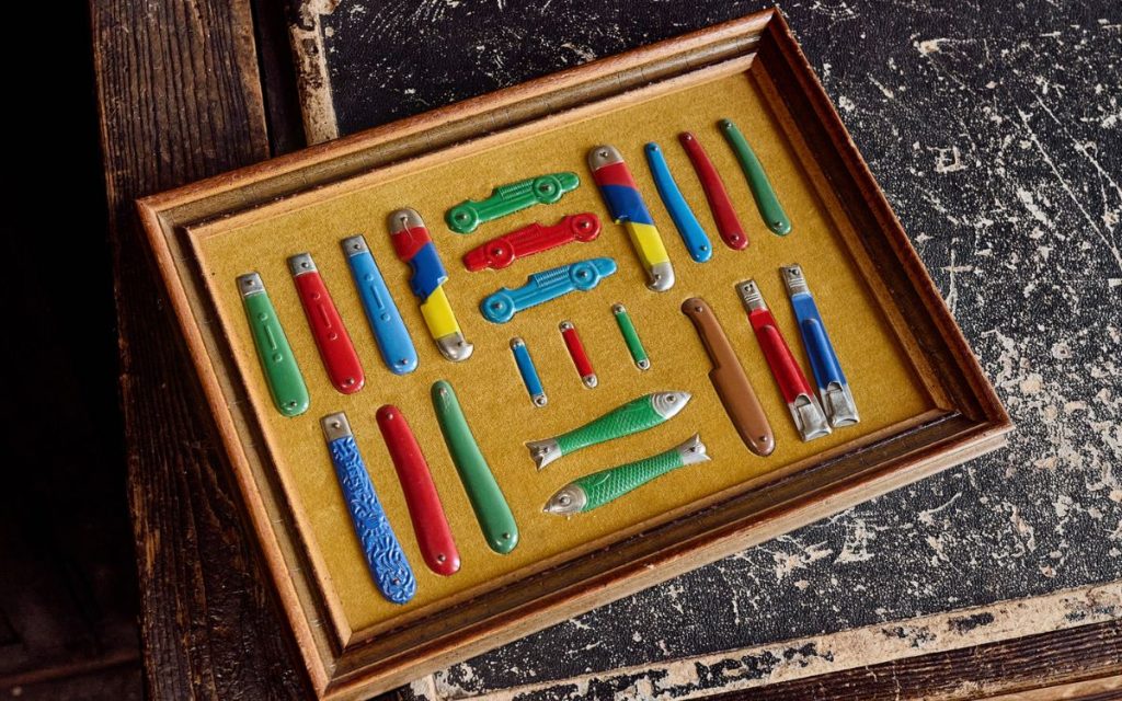 Referenzmuster für Qualität: Musterbrett mit Originalteilen von 1935 und Oberflächenvarianten