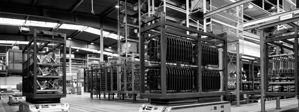 Bauteile im Prozess einer industriellen Beschichtungsanlage