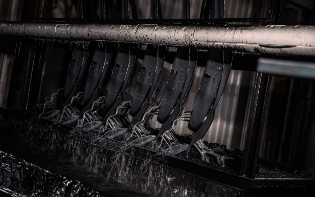 Bauteile im Prozess einer industriellen Beschichtungsanlage